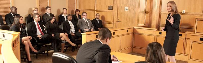 逊大学 law students practicing in a courtroom.
