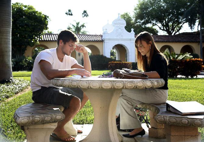 两个学生在马约尔广场的一张桌子旁学习