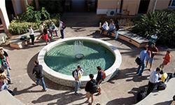 学生们走过格尔夫波特校园南喷泉的鸟瞰图