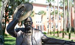 约翰B. Stetson's bronze statue on the DeLand campus.